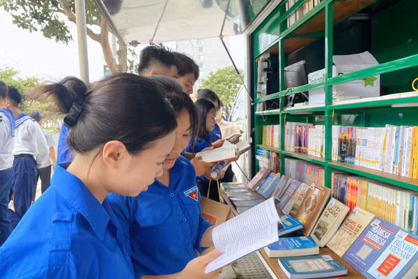 Xe thư viện lưu động thu hút đông đảo bạn trẻ tìm đọc sách và tư liệu về biển đảo Việt Nam. 