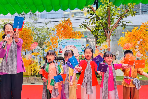 Trường Mầm non 20-10 tổ chức các hoạt động cho trẻ.