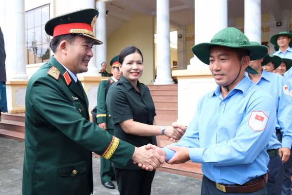 Các lãnh đạo tiễn các cán bộ, chiến sĩ đội K53 lên đường làm nhiệm vụ. Ảnh: Cổng TTĐT tỉnh Quảng Ngãi