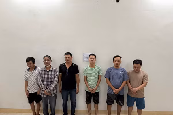 Những người liên quan đường dây cá độ bóng đá. Ảnh: Công an cung cấp