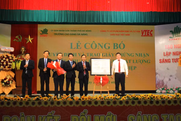 Đại diện Công ty cổ phần Kiểm định và tư vấn giáo dục Việt Nam trao giấy chứng nhận đạt tiêu chuẩn kiểm định chất lượng cơ sở giáo dục nghề nghiệp cho Trường Cao đẳng Đà Nẵng.