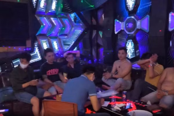 Lực lượng Công an kiểm tra và phát hiện nhóm nam nữ đang sử dụng ma túy trong quán karaoke. Ảnh: CACC