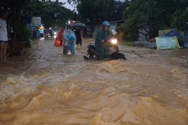 Cơn mưa lớn ngày 17/10 gây ngập một số tuyến đường trên địa bàn Đà Nẵng. 