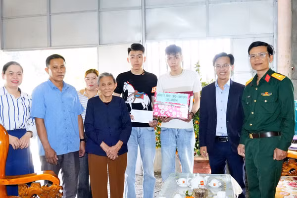 Lãnh đạo UBND xã Vạn Tường cùng đoàn công tác gặp gỡ, động viên Mạnh và Cường khi có lệnh gọi nhập ngũ.