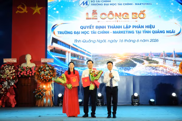 Thứ trưởng Bộ GD&ĐT trao quyết định của Bộ trưởng Bộ GD&ĐT về việc thành lập Phân hiệu Trường Đại học Tài chính - Marketing tại tỉnh Quảng Ngãi. 
