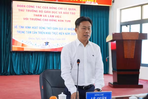 Thứ trưởng Bộ GD&ĐT Lê Quân làm việc với Trường Cao đẳng Kon Tum. Ảnh: Thanh Thanh