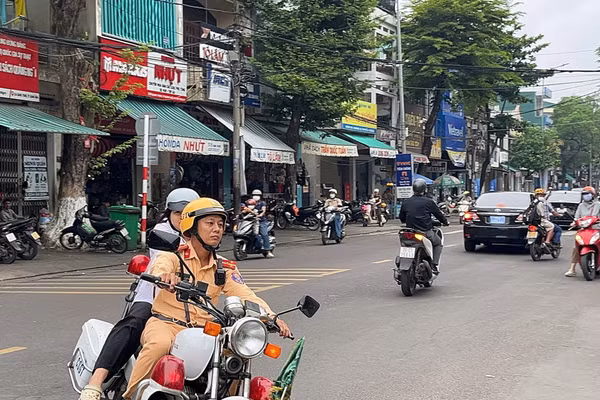 Thượng úy Huỳnh Tấn Tây dùng xe chuyên dụng đưa thí sinh đến Điểm thi kịp thời.
