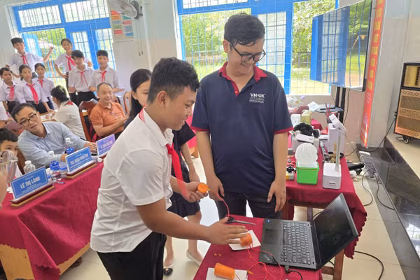 Học sinh vùng khó khăn được trải nghiệm chương trình.