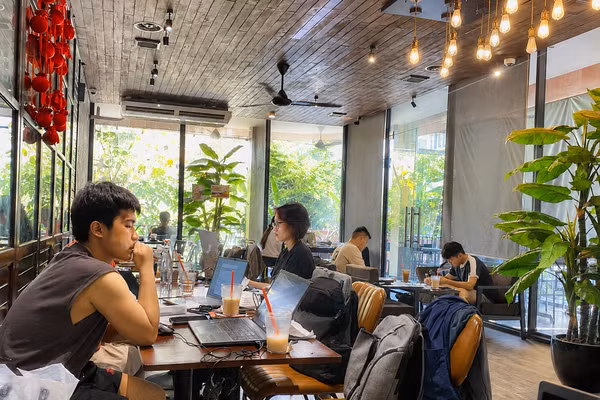 Nhiều sinh viên ngồi hàng giờ tại quán cà phê để học tập, làm việc thay vì ở lại những căn phòng trọ nóng bức, bí bách. 