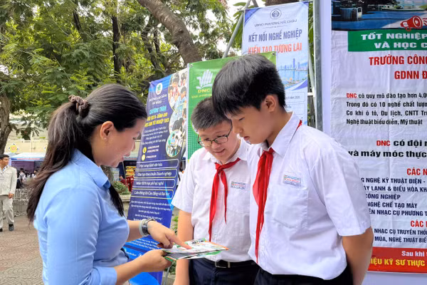 Giảng viên Trường Cao đẳng Đà Nẵng tư vấn, giới thiệu về ngành học của trường. 