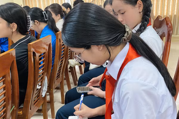 Học sinh ghi chép, trao đổi kiến thức trong chương trình đào tạo kỹ năng thuộc dự án “Tuổi trẻ Đà Nẵng – Hành động xanh vì biển quê hương” năm 2026. 