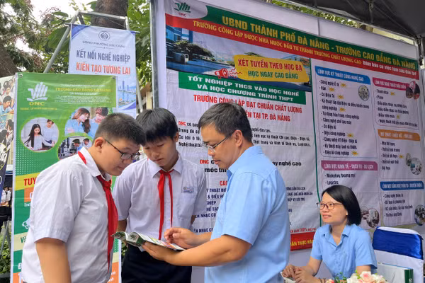 Trường Cao đẳng Đà Nẵng giới thiệu thông tin về trường và ngành nghề cho học sinh tham gia ngày hội. 