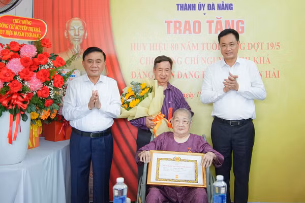 Thường trực Ban Bí thư Trần Cẩm Tú trao Huy hiệu 80 năm tuổi Đảng cho Đảng viên Nguyễn Thị Khá. Ảnh: Cổng TTĐT Đà Nẵng