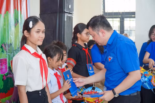 Anh Lê Công Hùng, Bí thư Thành Đoàn Đà Nẵng trao quà cho học sinh vùng khó.