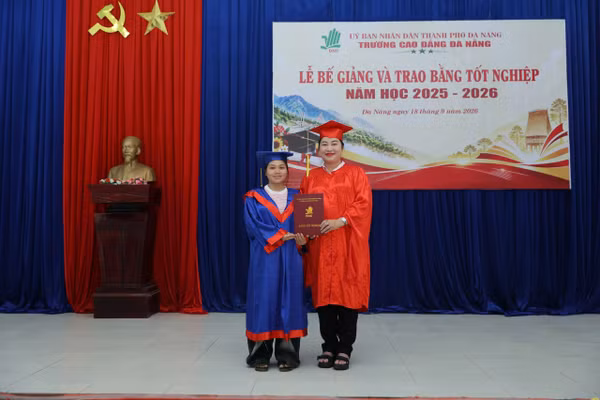 Trao bằng tốt nghiệp cho học sinh trình độ trung cấp.