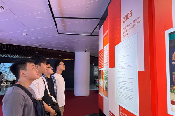 Nhóm sinh viên Viện nghiên cứu và đào tạo Việt - Anh (Đại học Đà Nẵng) tham quan triển lãm "80 năm An ninh nhân dân - Lá chắn bình yên".