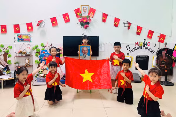 Trẻ của Trường Mầm non Bình Minh (phường Cẩm Lệ) với các hoạt động ý nghĩa nhân Kỷ niệm Ngày sinh Chủ tịch Hồ Chí Minh. 