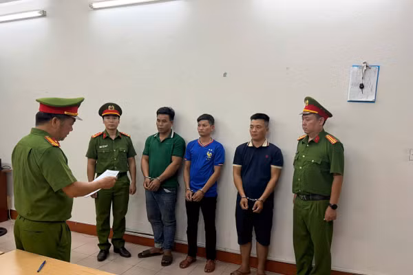 Công an đọc Lệnh giữ người trong trường hợp khẩn cấp đối với Lê Quang, Nguyễn Văn Ánh và Võ Ngọc Thuận. Ảnh: Công an cung cấp