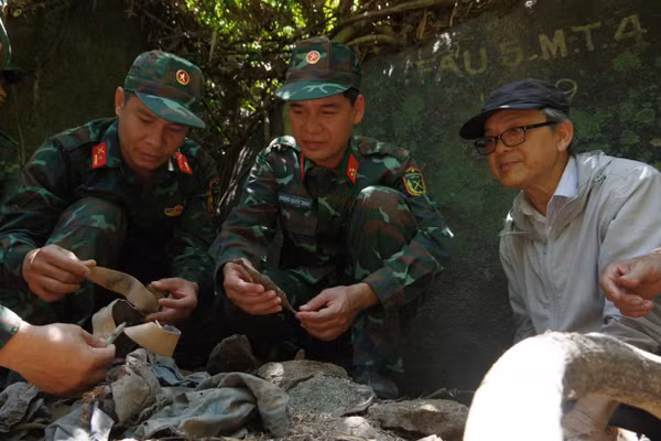Lực lượng bộ đội phát hiện nhiều di vật nghi của Đội Phẫu 5. Ảnh: Quang Cường Bộ CHQS Đà Nẵng