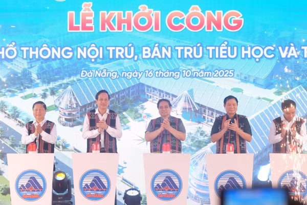 Thủ tướng Phạm Minh Chính cùng lãnh đạo Bộ, ngành và địa phương thực hiện nghi thức nhấn nút khởi công dự án. 