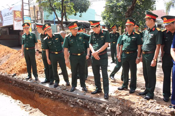 Thượng tướng Nguyễn Văn Gấu (thứ 5, từ trái qua) thăm, kiểm tra, tặng quà lực lượng làm nhiệm vụ tìm kiếm, quy tập hài cốt liệt sĩ tỉnh Quảng Ngãi.