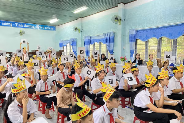 Học sinh Trường THCS 19 tháng 8 (xã Trà Tân, TP Đà Nẵng) trong giờ sinh hoạt ngoại khóa.