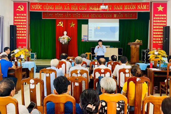 Báo cáo viên Trường Cao đẳng Đà Nẵng tập huấn mô hình “Bạn và tôi cùng trang bị AI”. 