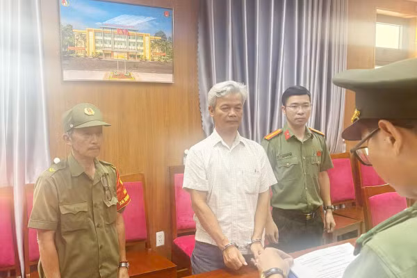 Cơ quan điều tra thi hành lệnh khởi tố bị can và lệnh bắt bị can để tạm giam đối với Trương Văn Thiên Tư. Ảnh: Công an Đà Nẵng