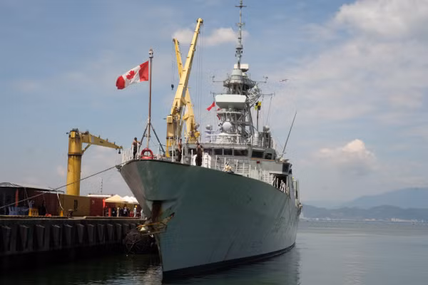 Tàu Hải quân Hoàng gia Canada (HMCS) Charlottetown.