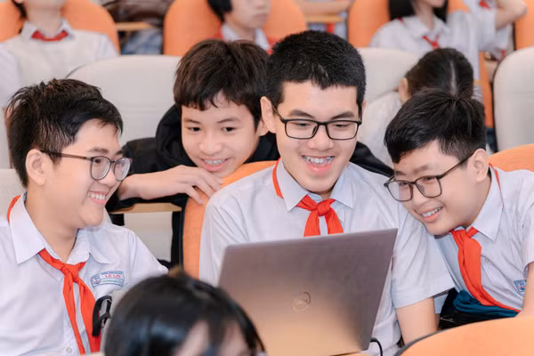 Các đội thi hào hứng, sẵn sàng thử sức với những ý tưởng ứng dụng AI trong học tập, cộng đồng tại cuộc thi.