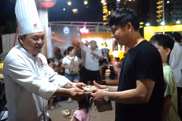 Du khách thưởng thức món mỳ Quảng. 