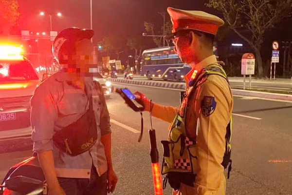 Lực lượng CSGT Công an TP Đà Nẵng kiểm tra nồng độ cồn với người dân trong dịp Tết Nguyên đán Bính Ngọ.