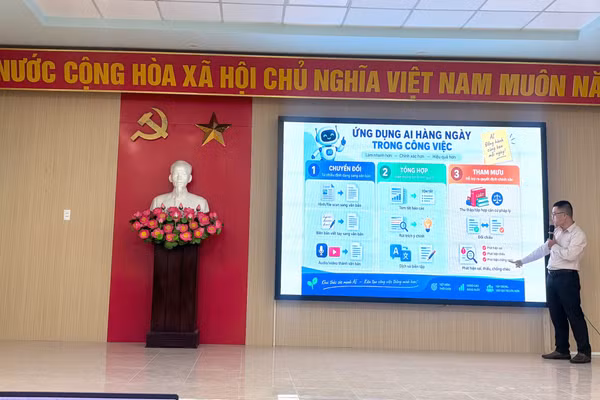 Giảng viên Trung tâm Phát triển phần mềm (SDC) – Đại học Đà Nẵng tập huấn AI cho cán bộ xã Bình Minh. 