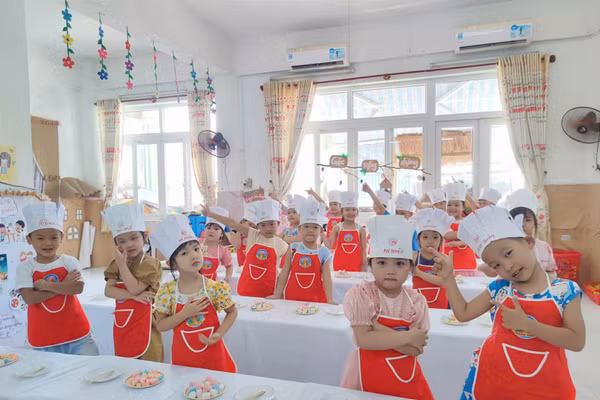 Trẻ ở Trường Mầm non Măng Non trong giờ ngoại khóa.