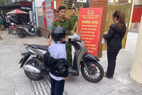 Hình ảnh cậu bé không chịu đi học được mẹ chở đến đồn Công an nhờ "hỗ trợ". Ảnh chụp Fanpage Công an phường An Khê. 