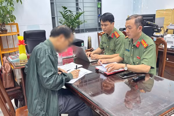 Lực lượng Công an lập biên bản xử lý vụ việc với ông D.D.H. Ảnh: CACC