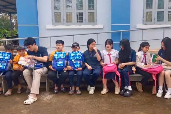 Học sinh IEC Quảng Ngãi giao lưu cùng các bạn Trường Tiểu học Hòa Phú.