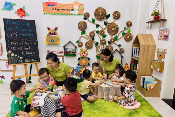 Cô trò Trường Mầm non Hoa Phượng Đỏ.