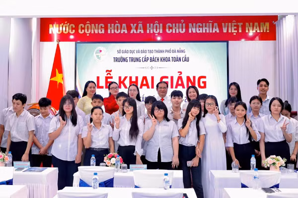 Học sinh tham dự Lễ khai giảng năm học mới. 