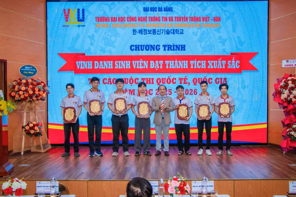 PGS.TS Huỳnh Công Pháp - Hiệu trưởng Trường VKU vinh danh sinh viên.