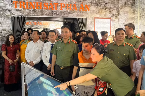 Thượng tướng Phạm Thế Tùng, lãnh đạo UBND TP Đà Nẵng cùng người dân xem lại những hình ảnh xây dựng, chiến đấu và trưởng thành của lực lượng An ninh nhân dân.