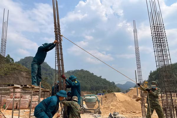 Cán bộ chiến sĩ Ban Chỉ huy phòng thủ khu vực 4 Bàn Thạch (Đà Nẵng) hỗ trợ xây Trường nội trú liên cấp Tiểu học, THCS xã Tây Giang. 