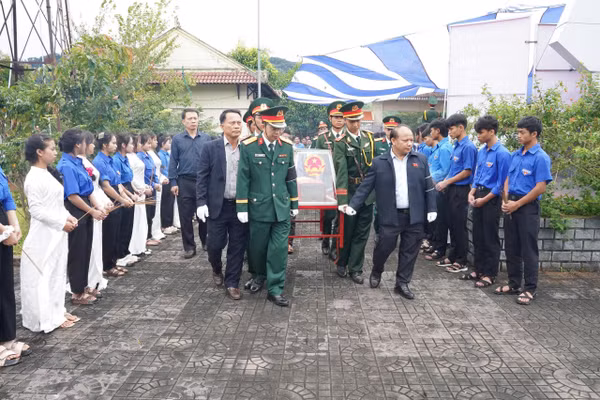 Tổ chức lễ truy điệu và an táng hài cốt liệt sĩ A Ngõa.
