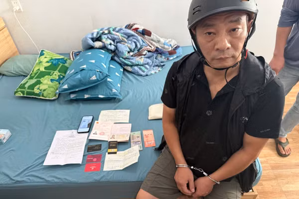 Wang Tiejun cùng tang vật vụ án. Ảnh: Công an cung cấp