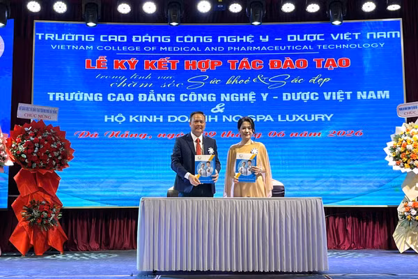 Đại diện Trường Cao đẳng Công nghệ Y – Dược Việt Nam ký kết hợp tác chiến lược với các doanh nghiệp.