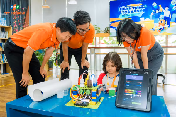 Thí sinh giới thiệu sản phẩm STEM do chính mình nghiên cứu và thực hiện tại vòng phỏng vấn Học bổng “Hành trình tỏa sáng”. 