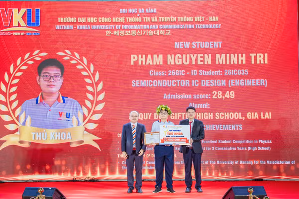 Vinh danh Thủ khoa đầu vào của Trường VKU năm 2026.