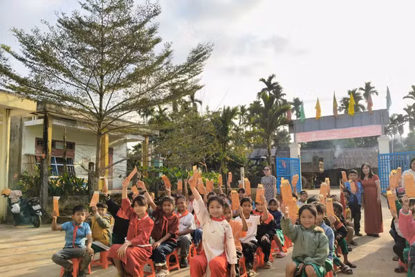 Học sinh Trường Tiểu học Nguyễn Bá Ngọc được lì xì khi đi học trở lại sau kỳ nghỉ Tết Nguyên đán.