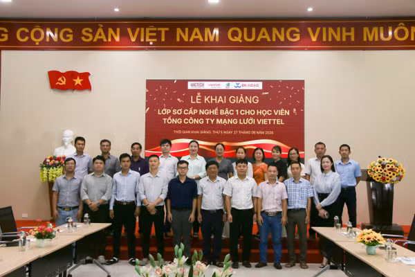 Khai giảng lớp học.