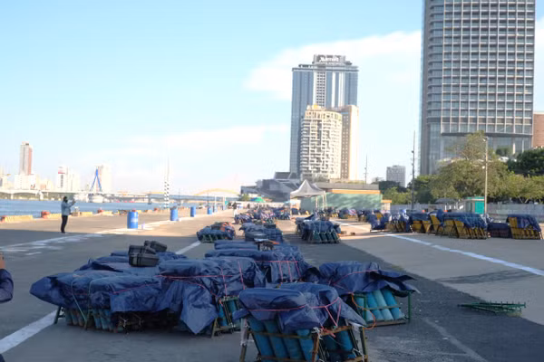 Trận địa pháo hoa trước giờ khai mạc. 